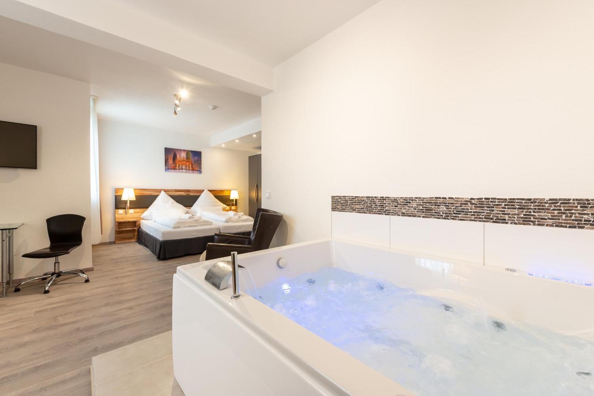 Hotel In Laisen Reutlingen Oda fotoğraf