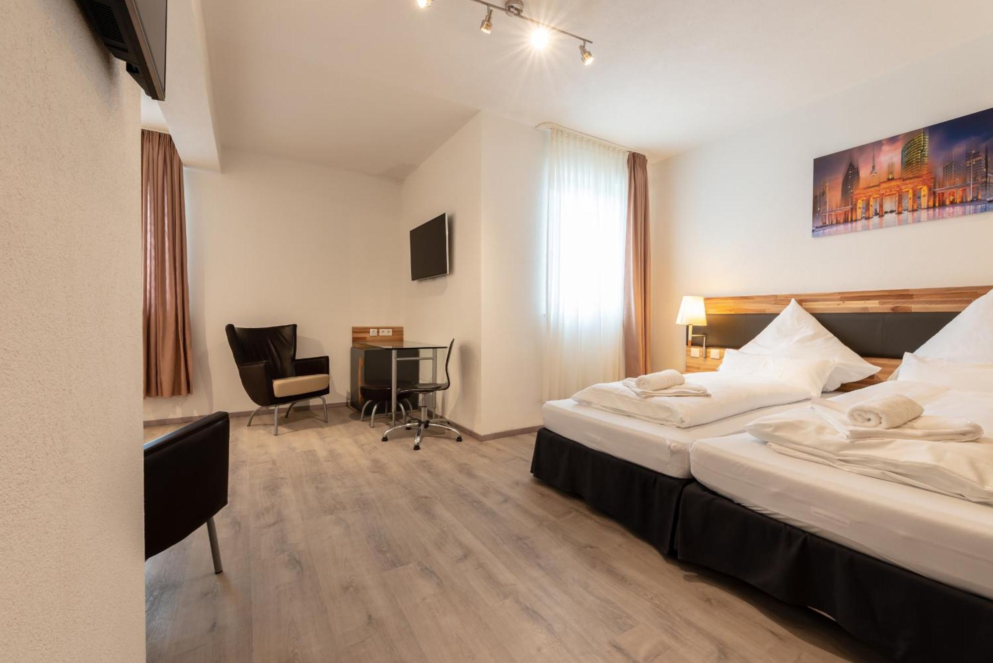 Hotel In Laisen Reutlingen Oda fotoğraf