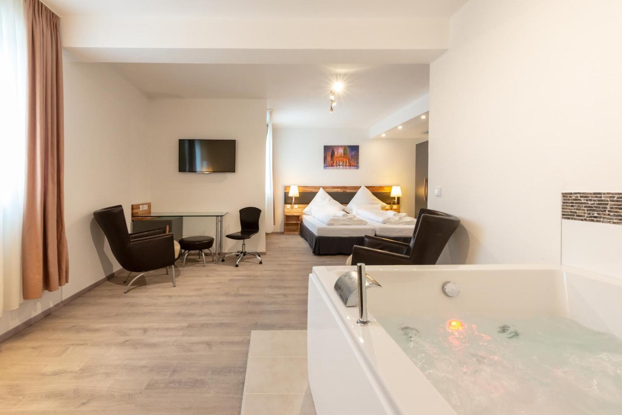 Hotel In Laisen Reutlingen Oda fotoğraf