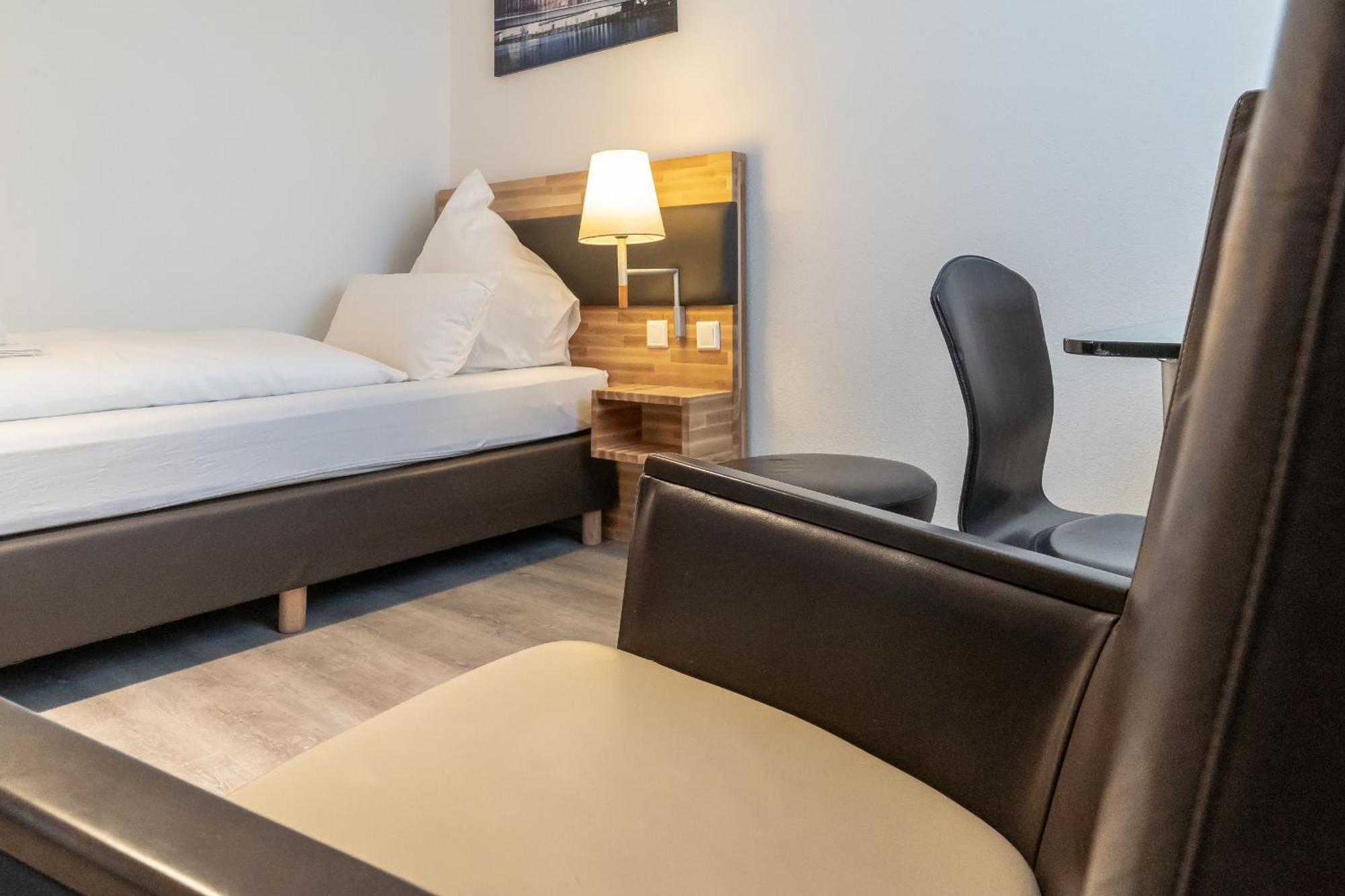 Hotel In Laisen Reutlingen Oda fotoğraf